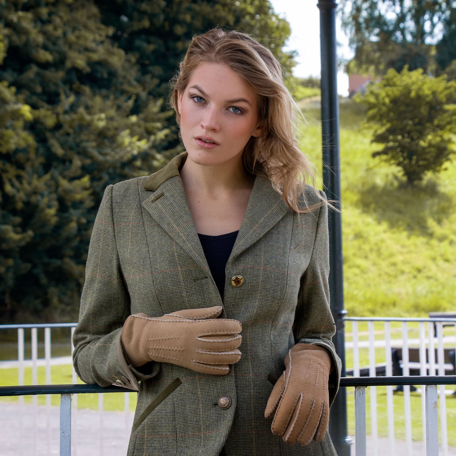 Women’s Handsewn Three-Point Lambskin Gloves 2 Women’s Handsewn Three-Point Lambskin Gloves - Image 2