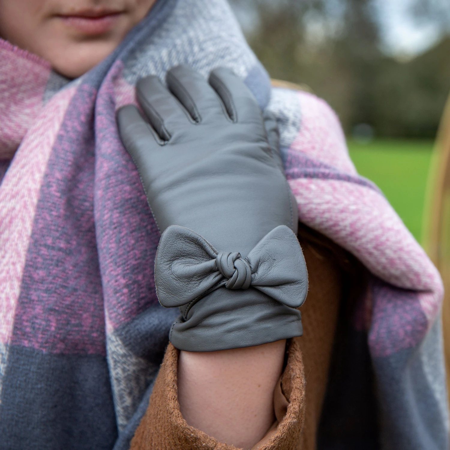 Women’s Touchscreen Wool-Lined Leather Gloves With Bow 2 Women’s Touchscreen Wool-Lined Leather Gloves With Bow - Image 2