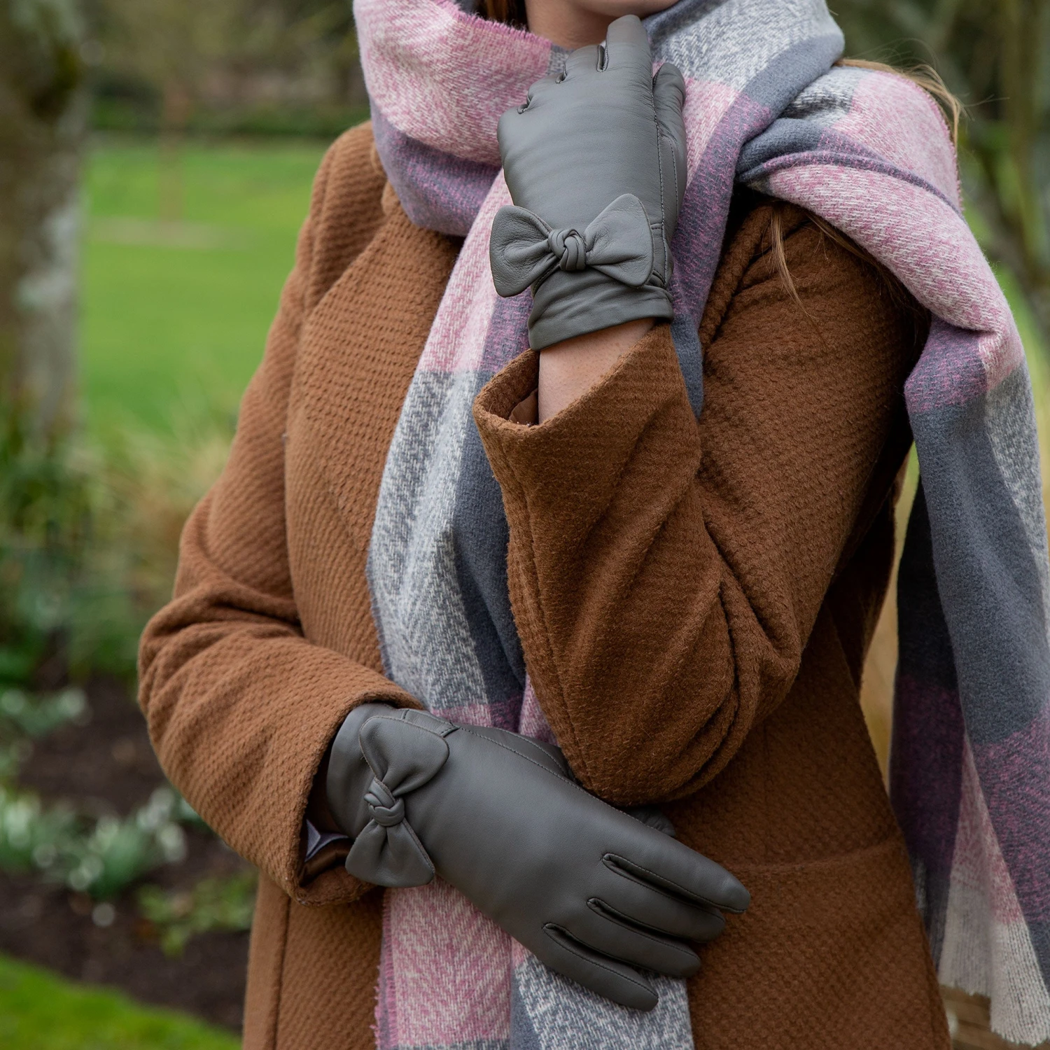 Women’s Touchscreen Wool-Lined Leather Gloves With Bow 3 Women’s Touchscreen Wool-Lined Leather Gloves With Bow - Image 3