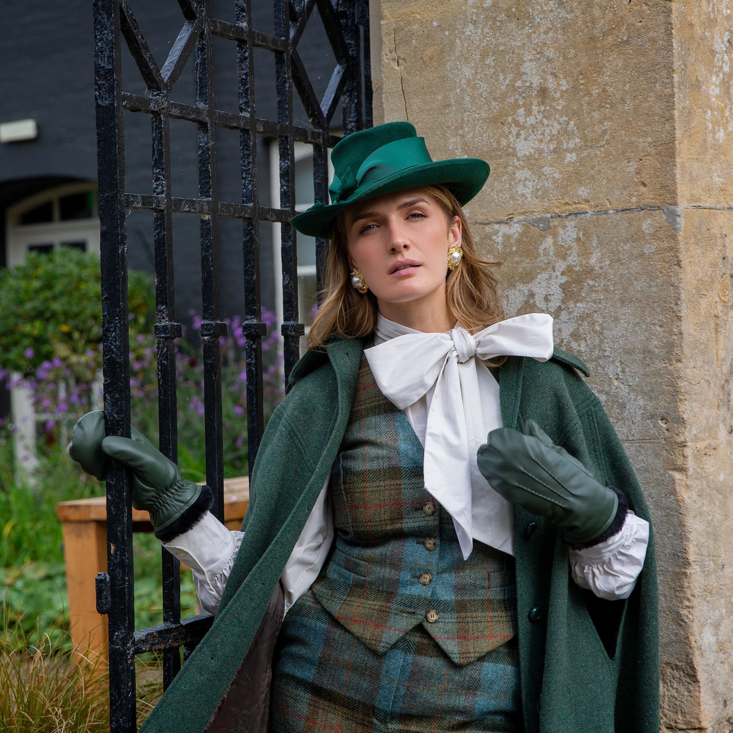 Women’s Three-Point Faux Fur-Lined Leather Mittens 2 Women’s Three-Point Faux Fur-Lined Leather Mittens - Image 2